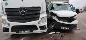 Tır ile kamyonet çarpıştı: 2 yaralı