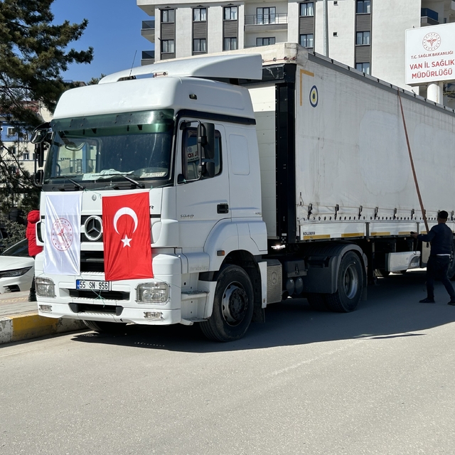 İran'daki savaş mağdurları için Van'dan 3 yardım tırı gönderildi