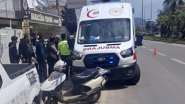 Mersin'de motosikletin yayaya çarptığı kazada 2 kişi yaralandı