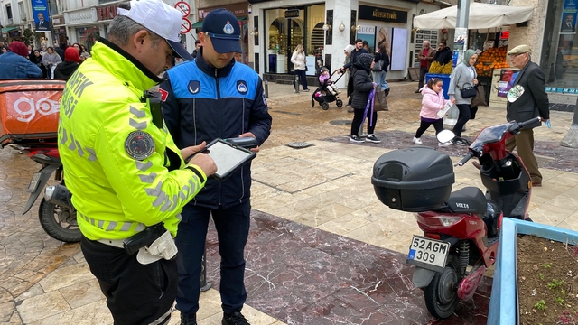Ordu'da trafiğe kapalı caddelerde motosiklet denetimleri sürüyor