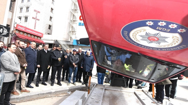 Erzurum'da hayati deneyim: Kaza anını birebir yaşadılar
Polis "Emniyet Kemeri Dadaşa Çok Yakışır" sloganıyla vatandaşa seslendi