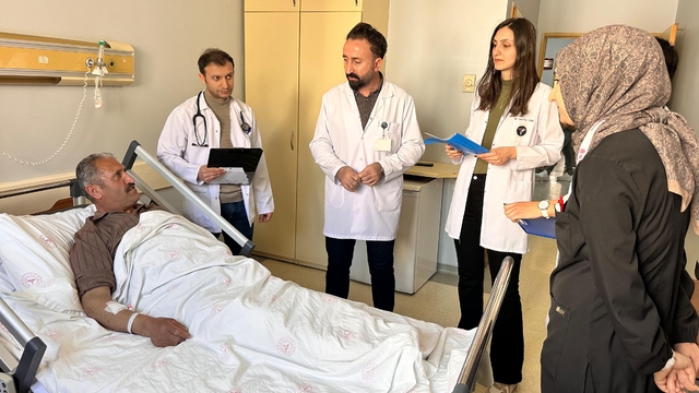 Van'da sağlıkta yeni dönem
Uzm. Dr. Ayvaz Yeler: "Hem doktor yetiştiriyoruz hem daha çok hastaya bakıyoruz"