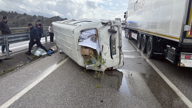 D100'de minibüs devrildi: 1 yaralı