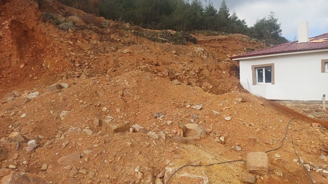 Osmaniye'de yağış sonrası heyelan: Bazı evlerin çevresinde çatlaklar oluştu