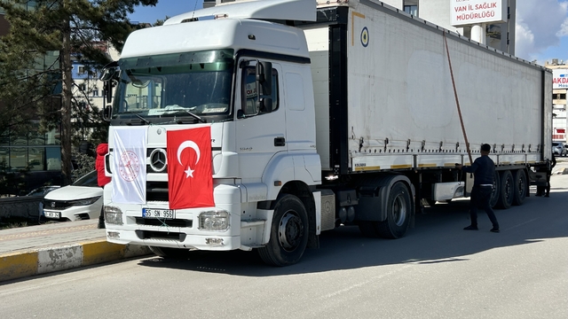 İran'daki savaş mağdurları için Van'dan 3 yardım tırı gönderildi