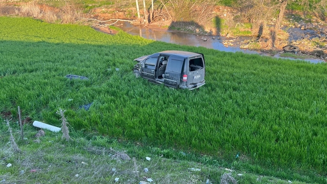 Hafif ticari araç şarampole yuvarlandı