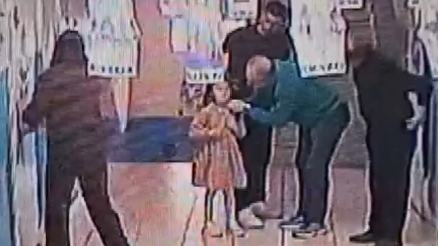 Öğretmenlerin Heimlich manevrası, öğrencinin hayatını kurtardı
Nefes borusuna şeker kaçan öğrenci Heimlich manevrasıyla kurtarıldı