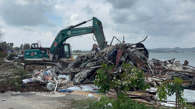 Adana'da göl kıyısındaki kaçak yapıların yıkımı sürüyor