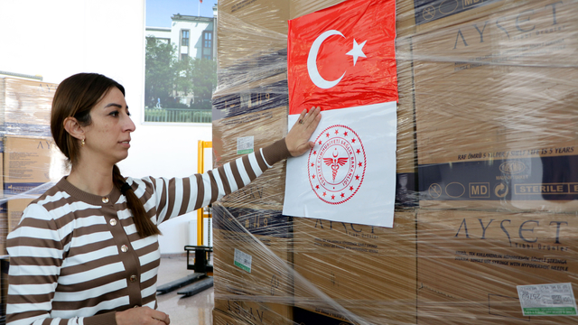 Bakan Memişoğlu: Tıbbi yardım yüklü TIR'larımız İran'a yola çıktı (3)