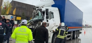 Kamyonda sıkışan şoförü, itfaiye ekipleri kurtardı