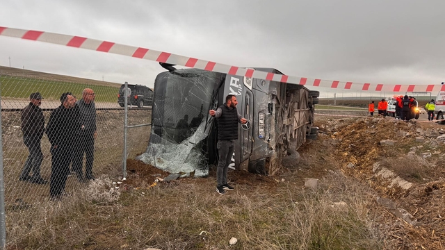 Aksaray'da tur otobüsünün devrilmesi sonucu 15 kişi yaralandı