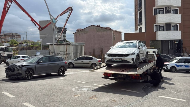 Kocaeli'de 2 SUV tipi aracın çarpıştığı kazada 7 kişi yaralandı