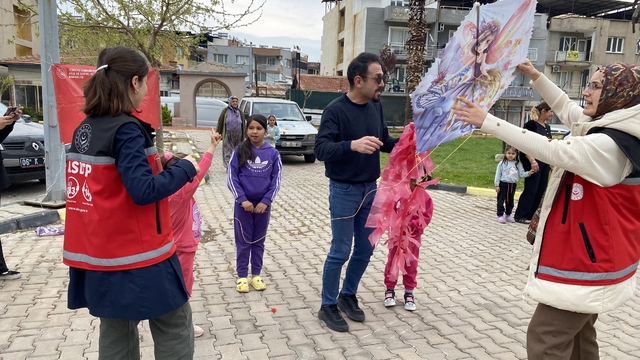 Alaşehir'de Romanlar Günü uçurtma şenliğiyle kutlandı
Çocuklar gökyüzünü renkli uçurtmalarla süsledi, aileler geleneksel oyunlarla eğlendi