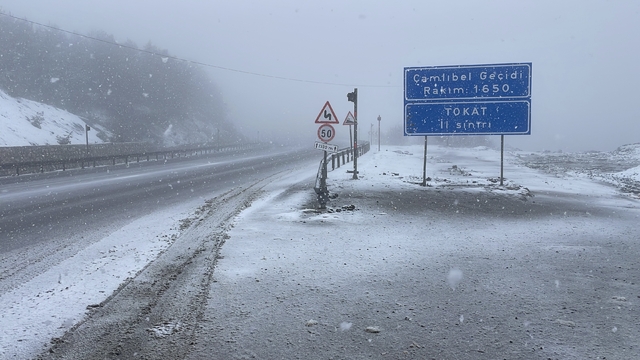 Sivas'ta kış geri döndü: Geçitler karla kaplandı