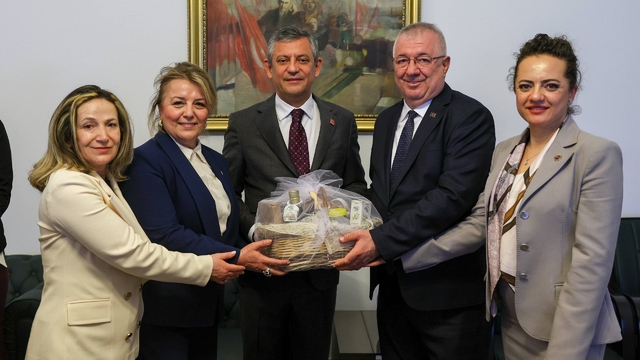 Başkan Ertaş ve Edremit heyeti CHP Lideri Özgür Özel ile buluştu