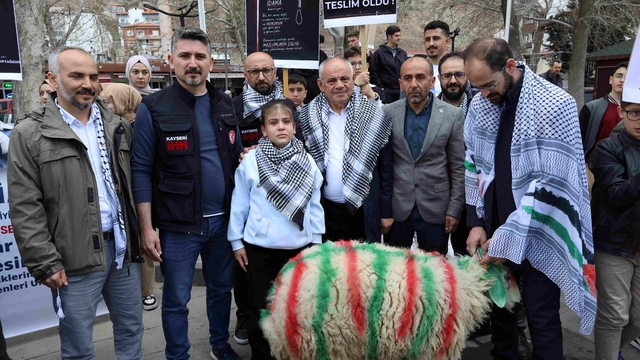 Elleriyle besleyip büyüttüğü kuzuyu Gazze'ye bağışladı