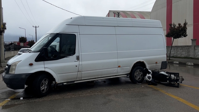 Bolu'da minibüs ile motosiklet çarpıştı: 1 yaralı