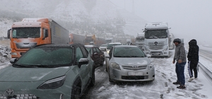 Nisan ayında kış geri geldi: Erzincan-Sivas kara yolu kar nedeniyle ulaşıma kapandı
