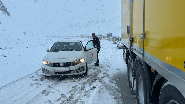 Erzincan'da yüksek kesimlerde etkili olan kar nedeniyle ulaşım güçlükle sağlanıyor
