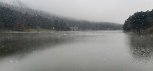 Gölcük’te kar yağışı ve sis etkili oldu