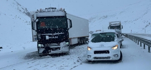 Erzincan- Sivas kara yolu Sakaltutan Geçidi’nde ulaşıma kar engeli