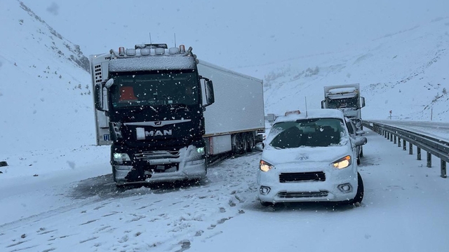 Erzincan- Sivas kara yolu Sakaltutan Geçidi'nde ulaşıma kar engeli