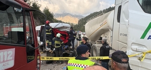 Antalya'da TIR ile minibüs çarpıştı: 7 ölü, 7 yaralı (1)