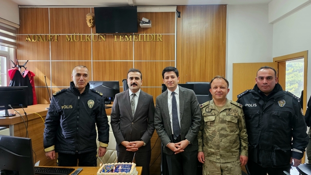 Tatvan Adliyesi'nde polislere sürpriz kutlama