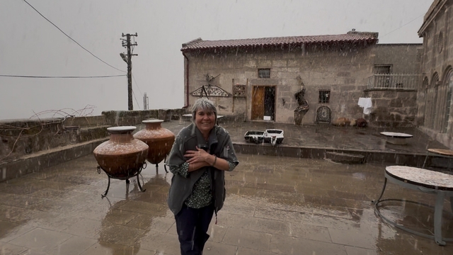 Meyve ağaçlarının çiçek açtığı Güzelyurt'ta kar yağışı