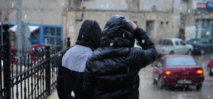 Bayburt kent merkezinde ve yüksek kesimlerde kar yağışı etkili oldu