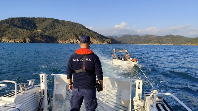 Fethiye açıklarında sürüklenen teknedeki kişi kurtarıldı