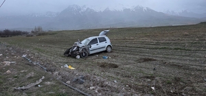 Malatya'da devrilen otomobildeki anne ve 2 çocuğu yaralandı