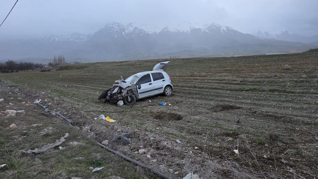 Malatya'da devrilen otomobildeki anne ve 2 çocuğu yaralandı