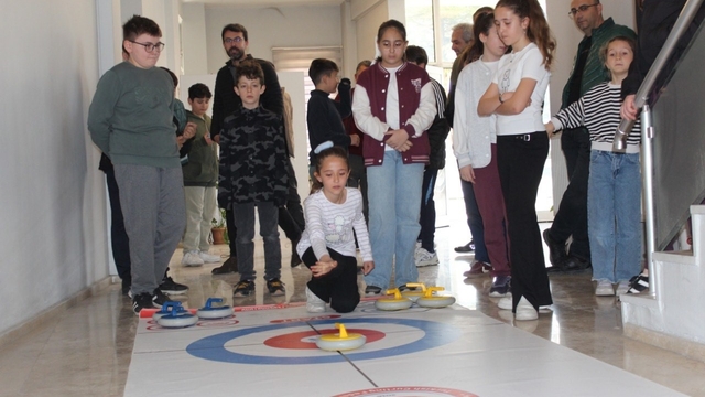 Polis çocukları floor curling turnuvasında yarıştı