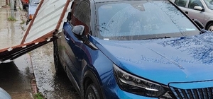 Fırtınanın etkisiyle yapıdan kopan parça araca zarar verdi