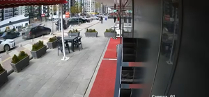 Otomobil park halindeki araçlara çarptı; kaza anı kamerada