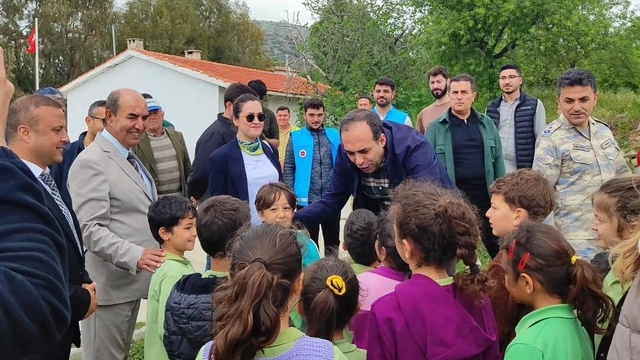 Datça'da öğrenciler fidan dikti