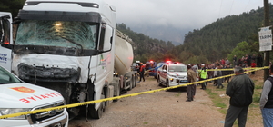 Antalya’da TIR ile minibüs çarpıştı: 7 ölü, 7 yaralı (2)