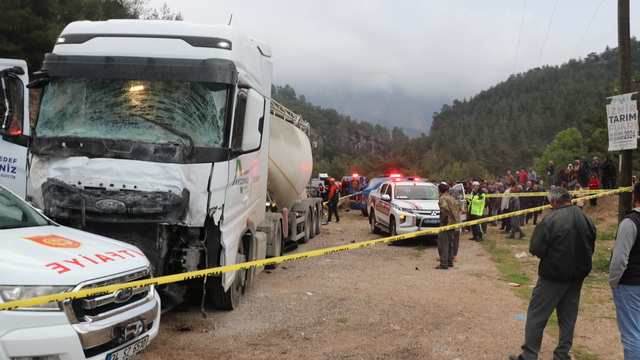 Antalya'da TIR ile minibüs çarpıştı: 7 ölü, 7 yaralı (2)