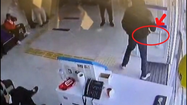 Satırla banka soymaya çalışan kar maskeli şüpheli, kaçarken yakalandı