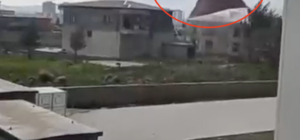 Kuvvetli rüzgar evin çatısını uçurdu; o anlar kamerada