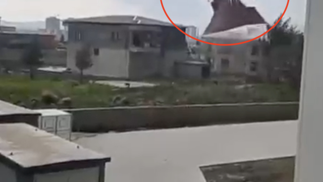 Kuvvetli rüzgar evin çatısını uçurdu; o anlar kamerada