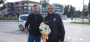 Polislere 10 Nisan sürprizi Öğrencileri sınava yetiştirmeye çalıştılar, görme engelli sandıkları vatandaşa yardımcı oldular