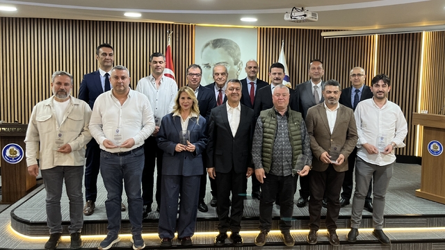 Tarsus Ticaret Borsasından en fazla tescil ücreti ödeyen üyelere plaket