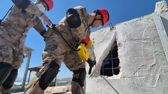 AFAD'dan jandarma komandolara arama ve kurtarma eğitimi