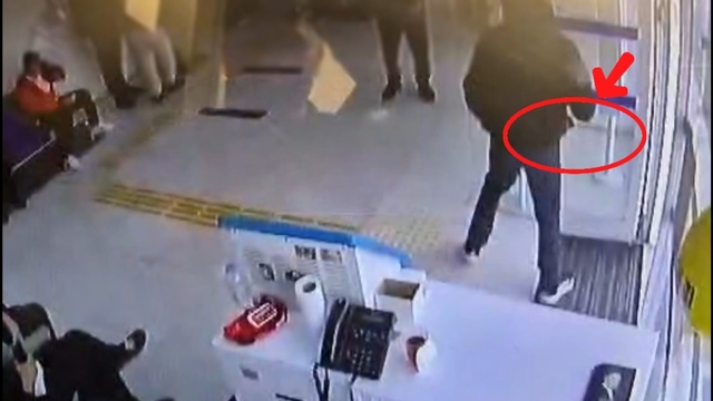 Banka şubesinde satırla gasp girişimi: Maskeli şüpheli kısa sürede yakalandı