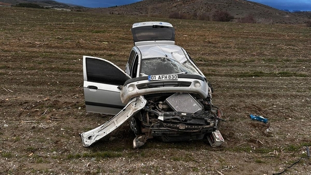 Malatya'da aydınlatma direğine çarpan araç takla attı: 3 yaralı