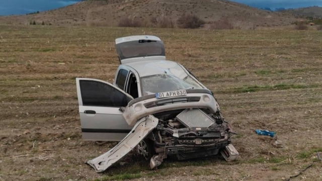 Malatya'da devrilen otomobildeki anne ve iki çocuğu yaralandı