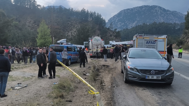 İş dönüşü yaşanan ve 7 kişinin hayatını kaybettiği feci kaza sonrası yol trafiğe açıldı
Kaza işçilerin evine 20 kilometre kala yaşandı