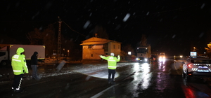 Kop Dağı Geçidi'nde kar ve tipi ulaşımda aksamalara yol açtı